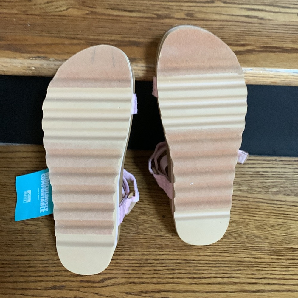 Reef. Pink Velcro sandals size 8.   ms - Picture 5 of 5